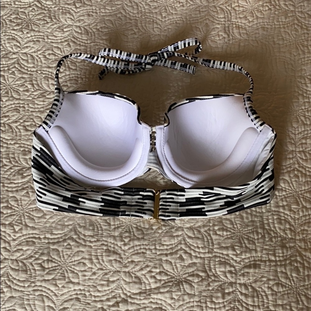 Victoria’s Secret Bikini - Picture 5 of 7